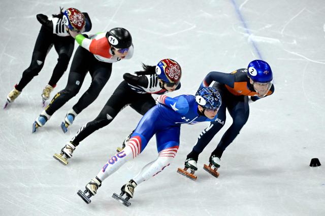USA's Kristen Santos-Griswold, Netherlands' Xandra Velzeboer, South Korea's Kim Gil-li, Hungary's Diana Laura Vegi and South Korea's Noh Do-hee compete in the short track speed skating women's 1000m quarter-final during the Milano Cortina 2026 Winter Olympic Games at Milano Ice Skating Arena in Milan on February 16, 2026. (Photo by WANG Zhao / AFP)