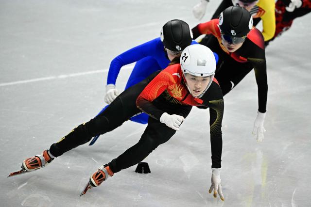 China's Zhang Chutong competes in the short track speed skating women's 1000m quarter-final during the Milano Cortina 2026 Winter Olympic Games at Milano Ice Skating Arena in Milan on February 16, 2026. (Photo by JULIEN DE ROSA / AFP)