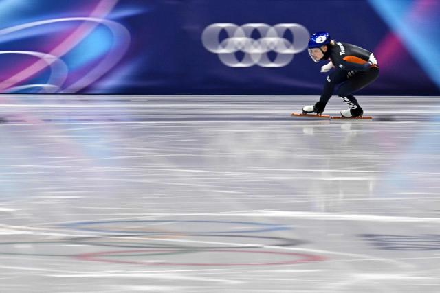 Netherlands' Xandra Velzeboer competes in the short track speed skating women's 1000m quarter-final during the Milano Cortina 2026 Winter Olympic Games at Milano Ice Skating Arena in Milan on February 16, 2026. (Photo by Gabriel BOUYS / AFP)