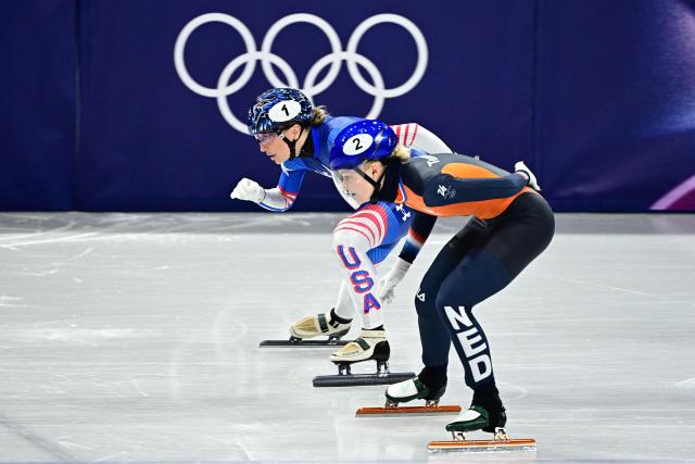 Netherlands' Xandra Velzeboer and USA's Kristen Santos-Griswold compete in the short track speed skating women's 1000m quarter-final during the Milano Cortina 2026 Winter Olympic Games at Milano Ice Skating Arena in Milan on February 16, 2026. (Photo by JULIEN DE ROSA / AFP)