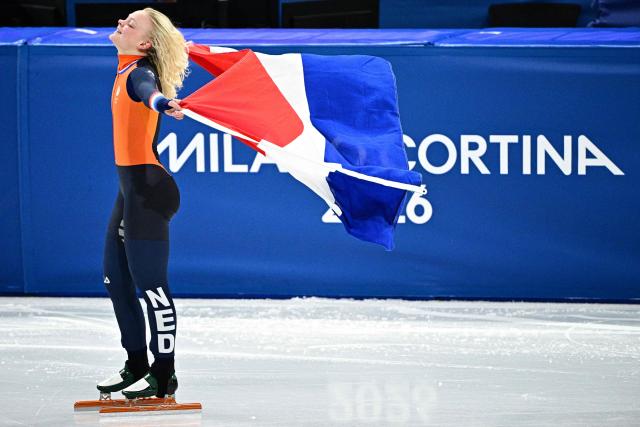 Netherlands' Xandra Velzeboer celebrates after winning gold in the short track speed skating women's 1000m final during the Milano Cortina 2026 Winter Olympic Games at Milano Ice Skating Arena in Milan on February 16, 2026. (Photo by JULIEN DE ROSA / AFP)