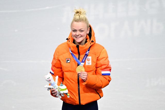 Gold medallist Netherlands' Xandra Velzeboer poses with her medal on the podium of the short track speed skating women's 1000m final during the Milano Cortina 2026 Winter Olympic Games at Milano Ice Skating Arena in Milan on February 16, 2026. (Photo by JULIEN DE ROSA / AFP)