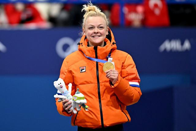 Gold medallist Netherlands' Xandra Velzeboer poses with her medal on the podium of the short track speed skating women's 1000m final during the Milano Cortina 2026 Winter Olympic Games at Milano Ice Skating Arena in Milan on February 16, 2026. (Photo by Gabriel BOUYS / AFP)