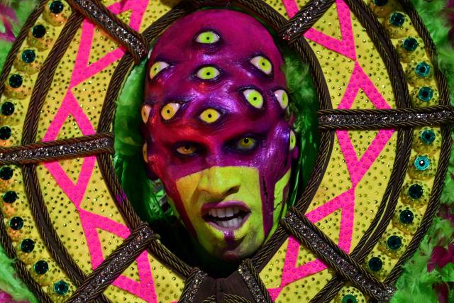 A reveller of the Mangueira samba school performs during the opening night of the Rio Carnival at the Marques de Sapucai Sambadrome in Rio de Janeiro, Brazil, on February 16, 2026. (Photo by Pablo PORCIUNCULA / AFP)