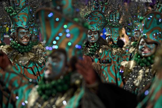 Revellers of the Mangueira samba school perform during the opening night of the Rio Carnival at the Marques de Sapucai Sambadrome in Rio de Janeiro, Brazil, on February 16, 2026. (Photo by Pablo PORCIUNCULA / AFP)