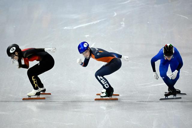 China's Gong Li, Netherlands' Xandra Velzeboer and Italy's Arianna Fontana prepare to compete in the short track speed skating women's 1000m final during the Milano Cortina 2026 Winter Olympic Games at Milano Ice Skating Arena in Milan on February 16, 2026. (Photo by WANG Zhao / AFP)