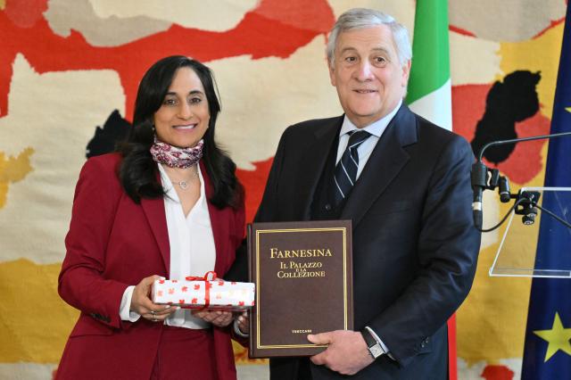 Italian Foreign Affairs Minsiter Antonio Tajani and Canada's Foreign Minister Anita Anand exchange gifts after a press point at the Farnesina in Rome on February 16, 2026. (Photo by Alberto PIZZOLI / AFP)