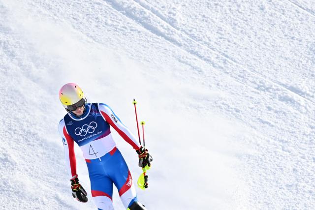 France's Clement Noel reacts after skiing out in the second run of the men's slalom alpine skiing event during the Milano Cortina 2026 Winter Olympic Games at the Stelvio Ski Centre in Bormio (Valtellina) on February 16, 2026. (Photo by Fabrice COFFRINI / AFP)