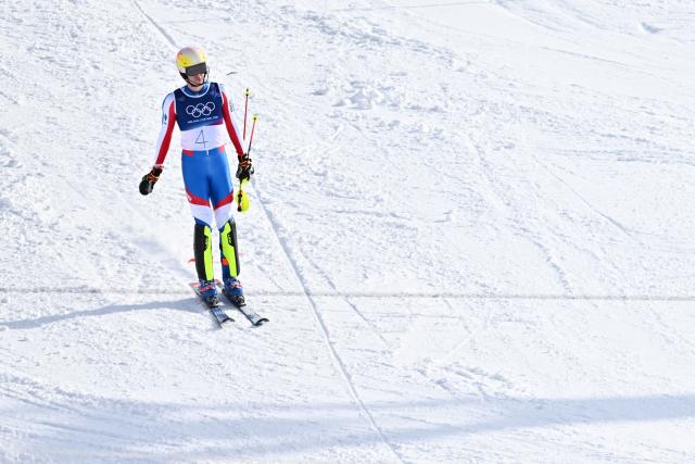 France's Clement Noel reacts after skiing out in the second run of the men's slalom alpine skiing event during the Milano Cortina 2026 Winter Olympic Games at the Stelvio Ski Centre in Bormio (Valtellina) on February 16, 2026. (Photo by Fabrice COFFRINI / AFP)