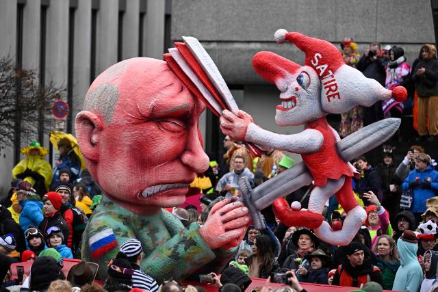 A carnival float designed by German carnival float builder Jacques Tilly featuring Russian President Vladimir Putin is pictured during the parade to celebrate Rose Monday (Rosenmontag), on February 16, 2026 in Duesseldorf, western Germany. (Photo by INA FASSBENDER / AFP)