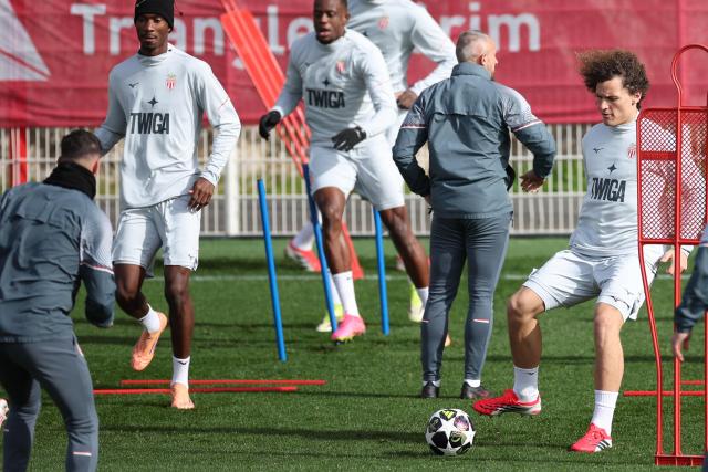 Monaco's Belgium's defender #04 Wout Faes (R) takes part in a training session on the eve of AS Monaco's Champions League KO play-offs first leg football match against Paris Saint-Germain in Monaco on February 16, 2026. (Photo by Valery HACHE / AFP)