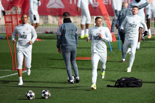 (LtoR) Monaco's German defender #05 Thilo Kehrer, Monaco's Brazilian defender #02 Vanderson and Monaco's Brazilian midfielder #12 Caio Henrique take part in a training session on the eve of AS Monaco's Champions League KO play-offs first leg football match against Paris Saint-Germain in Monaco on February 16, 2026. (Photo by Valery HACHE / AFP)