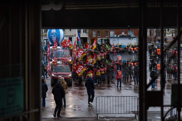 Protesters hold CGT union flags as they take part in a rally on the eve of the formal submission of takeover offers for glassmaking giant Arc in Arques, northern France, on February 16, 2026. Around 500 Arc employees and political figures demonstrated in Arques (Pas-de-Calais) on February 16, 2026, on the eve of the deadline for submitting takeover bids for the glassmaker, which was placed in receivership in early January. (Photo by Sameer Al-DOUMY / AFP)