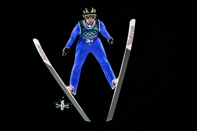 Turkey's Fatih Arda Ipcioglu jumps during the 1st round of the men's large hill super team ski jumping of the Milano Cortina 2026 Winter Olympic Games at Predazzo Ski Jumping Stadium in Predazzo (Val di Fiemme), on February 16, 2026. (Photo by Tobias SCHWARZ / AFP)