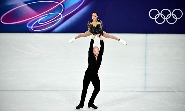 USA's Ellie Kam and Danny O'Shea compete in the figure skating pair skating free skating final during the Milano Cortina 2026 Winter Olympic Games at Milano Ice Skating Arena in Milan on February 16, 2026. (Photo by JULIEN DE ROSA / AFP)