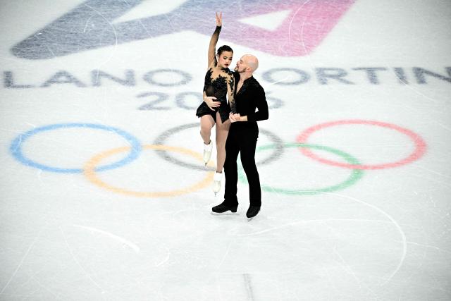 USA's Ellie Kam and Danny O'Shea compete in the figure skating pair skating free skating final during the Milano Cortina 2026 Winter Olympic Games at Milano Ice Skating Arena in Milan on February 16, 2026. (Photo by JULIEN DE ROSA / AFP)