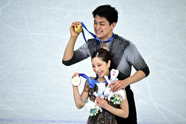 Gold medallists Japan's Riku Miura and Ryuichi Kihara pose after the victory ceremony of the figure skating pair skating free skating final during the Milano Cortina 2026 Winter Olympic Games at Milano Ice Skating Arena in Milan on February 16, 2026. (Photo by JULIEN DE ROSA / AFP)