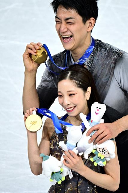 Gold medallists Japan's Riku Miura and Ryuichi Kihara pose after the victory ceremony of the figure skating pair skating free skating final during the Milano Cortina 2026 Winter Olympic Games at Milano Ice Skating Arena in Milan on February 16, 2026. (Photo by JULIEN DE ROSA / AFP)