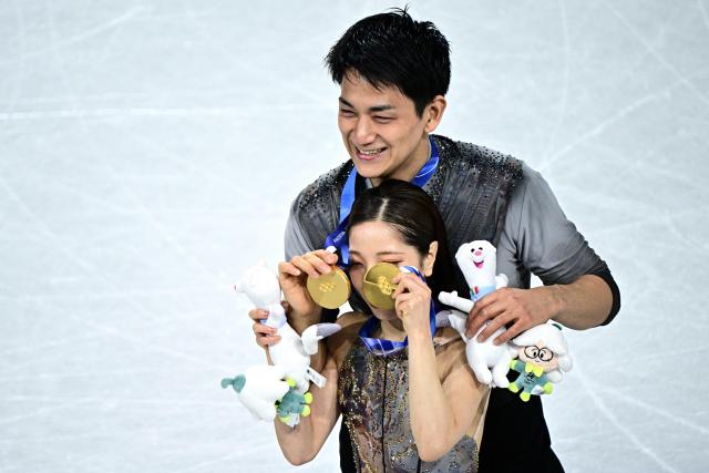 Gold medallists Japan's Riku Miura and Ryuichi Kihara pose after the victory ceremony of the figure skating pair skating free skating final during the Milano Cortina 2026 Winter Olympic Games at Milano Ice Skating Arena in Milan on February 16, 2026. (Photo by JULIEN DE ROSA / AFP)