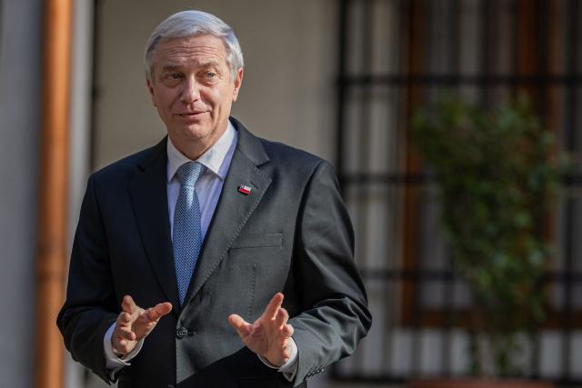 (FILES) Chile's President-elect Jose Antonio Kast gestures as he leaves a press conference after a meeting with President Gabriel Boric at La Moneda Presidential Palace in Santiago on January 15, 2026. Chile’s president-elect, the far-right Jose Antonio Kast, questioned on February 16, 2026, the economic aid that the current Chilean government will send to Cuba, which is mired in a deep economic crisis worsened by pressure from the United States. (Photo by Javier TORRES / AFP)