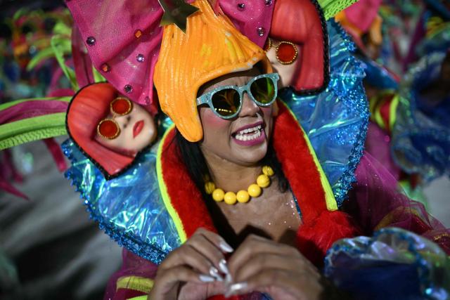 A reveller of the Mocidade Independente de Padre Miguel samba school performs during the second night of the Rio Carnival at the Marques de Sapucai Sambadrome in Rio de Janeiro, Brazil on February 16, 2026. (Photo by Mauro PIMENTEL / AFP)