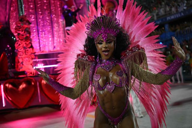 A reveller of the Mocidade Independente de Padre Miguel samba school performs during the second night of the Rio Carnival at the Marques de Sapucai Sambadrome in Rio de Janeiro, Brazil on February 16, 2026. (Photo by Mauro PIMENTEL / AFP)