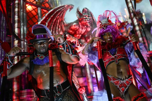 Revellers of the Mocidade Independente de Padre Miguel samba school perform during the second night of the Rio Carnival at the Marques de Sapucai Sambadrome in Rio de Janeiro, Brazil on February 16, 2026. (Photo by Mauro PIMENTEL / AFP)