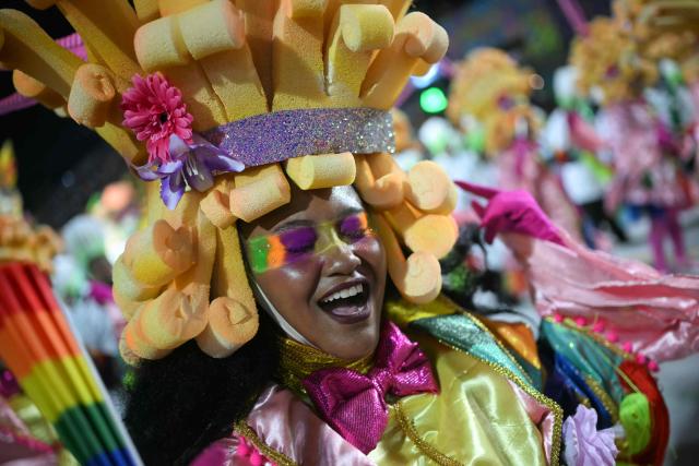 A reveller of the Mocidade Independente de Padre Miguel samba school performs during the second night of the Rio Carnival at the Marques de Sapucai Sambadrome in Rio de Janeiro, Brazil on February 16, 2026. (Photo by Mauro PIMENTEL / AFP)