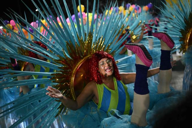 A reveller of the Mocidade Independente de Padre Miguel samba school performs during the second night of the Rio Carnival at the Marques de Sapucai Sambadrome in Rio de Janeiro, Brazil on February 16, 2026. (Photo by Mauro PIMENTEL / AFP)