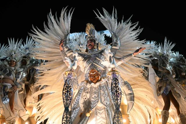 Revellers of the Beija-Flor de Nipolis samba school perform during the second night of the Rio Carnival at the Marques de Sapucai Sambadrome in Rio de Janeiro, Brazil, early on February 17, 2026. (Photo by Mauro PIMENTEL / AFP)