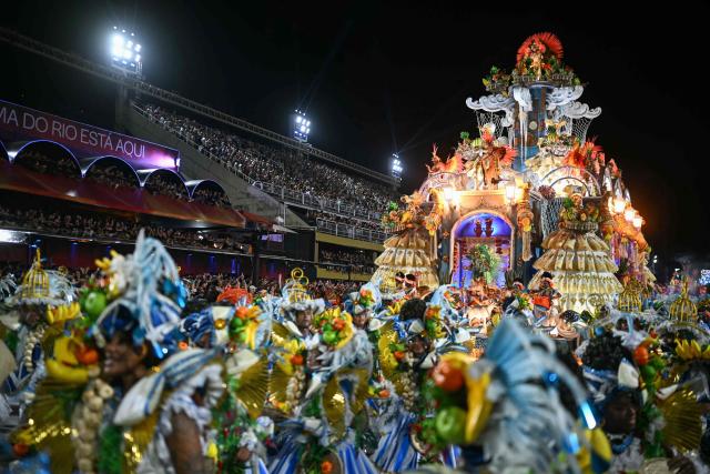 Revellers of the Beija-Flor de Nipolis samba school perform during the second night of the Rio Carnival at the Marques de Sapucai Sambadrome in Rio de Janeiro, Brazil, early on February 17, 2026. (Photo by Mauro PIMENTEL / AFP)