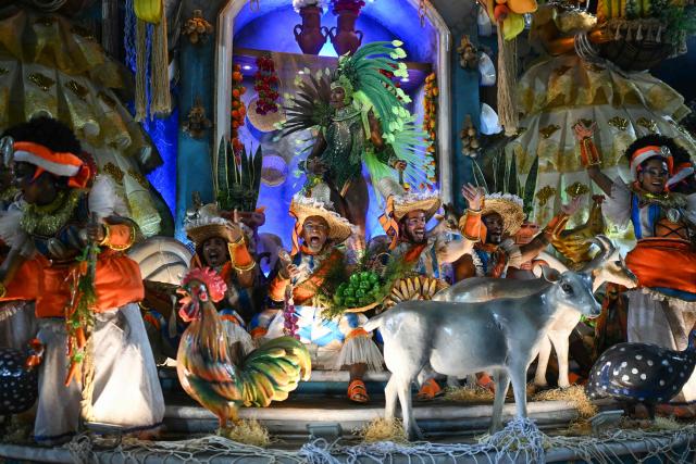 Revellers of the Beija-Flor de Nipolis samba school perform during the second night of the Rio Carnival at the Marques de Sapucai Sambadrome in Rio de Janeiro, Brazil, early on February 17, 2026. (Photo by Mauro PIMENTEL / AFP)