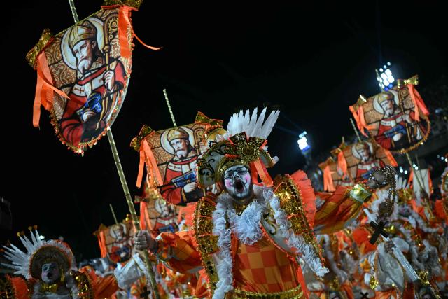 Revellers of the Beija-Flor de Nipolis samba school perform during the second night of the Rio Carnival at the Marques de Sapucai Sambadrome in Rio de Janeiro, Brazil, early on February 17, 2026. (Photo by Mauro PIMENTEL / AFP)