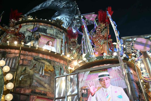 A reveller of the Unidos do Viradouro samba school performs during the second night of the Rio Carnival at the Marques de Sapucai Sambadrome in Rio de Janeiro, Brazil, early on February 17, 2026. (Photo by Mauro PIMENTEL / AFP)