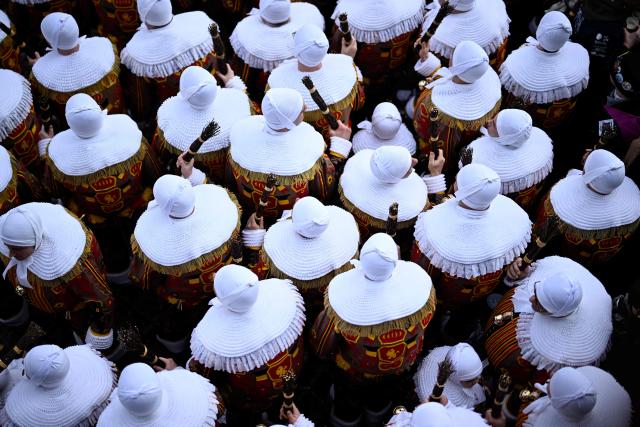 Carnival goers dressed up as Gilles de Binche, the oldest and principal participants in the Carnival of Binche, parade in Binche on February 17, 2026. The Binche Carnival tradition is one of the most ancient and representative of Wallonia and inscribed in 2008 on the Representative List of the Intangible Cultural Heritage of Humanity by UNESCO. (Photo by JOHN THYS / AFP)