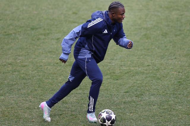 Qarabag's Ghanaian forward #11 Emmanuel Addai attends a training session at the Tofiq Bahramov Republican Stadium in Baku on February 17, 2026, on the eve of the UEFA Champions League knockout phase play-off first leg football match between Qarabag and Newcastle. (Photo by Giorgi ARJEVANIDZE / AFP)