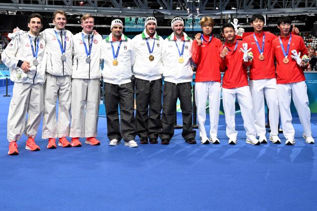 Silver medallists USA's Ethan Cepuran, USA's Casey Dawson and USA's Emery Lehman, gold medallists Italy's Davide Ghiotto, Italy's Andrea Giovannini and Italy's Michele Malfatti and bronze medallists China's Zhongyan Ning, China's Wenhao Li, China's Yu Wu and China's Hanbin Liu pose during the victory ceremony after the speed skating men's team pursuit final during the Milano Cortina 2026 Winter Olympic Games at Milano Speed Skating Stadium in Milan on February 17, 2026. (Photo by Daniel MUNOZ / AFP)