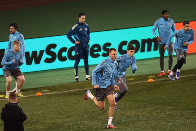 Newcastle United's English defender #33 Dan Burn attends a training session at the Tofiq Bahramov Republican Stadium in Baku on February 17, 2026, on the eve of the UEFA Champions League knockout phase play-off first leg football match between Qarabag and Newcastle. (Photo by Giorgi ARJEVANIDZE / AFP)
