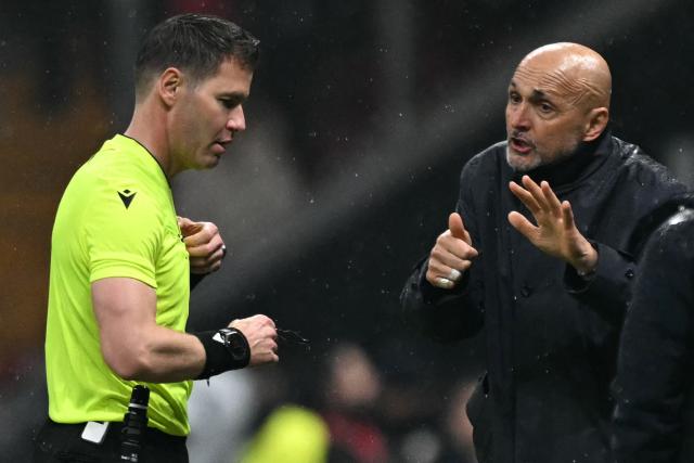 Juventus' Italian coach Luciano Spalletti (R) argues with Dutch referee Danny Makkelie during the UEFA Champions League, knockout round play-off 1st leg, football match between Galatasaray SK and Juventus FC at the Rams Park in Istanbul on February 17, 2026. (Photo by Ozan KOSE / AFP)