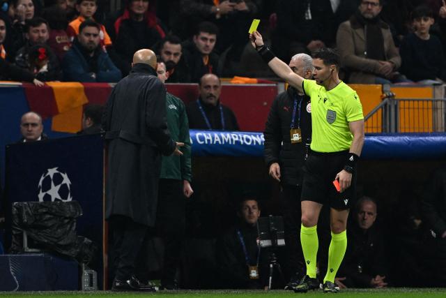 Dutch referee Danny Makkelie shows to Juventus' Italian coach Luciano Spalletti (L) a yellow card during the UEFA Champions League, knockout round play-off 1st leg, football match between Galatasaray SK and Juventus FC at the Rams Park in Istanbul on February 17, 2026. (Photo by YASIN AKGUL / AFP)