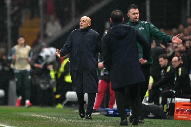 Juventus' Italian coach Luciano Spalletti (L) gestures during the UEFA Champions League, knockout round play-off 1st leg, football match between Galatasaray SK and Juventus FC at the Rams Park in Istanbul on February 17, 2026. (Photo by Ozan KOSE / AFP)