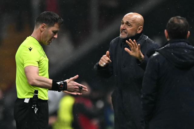 Juventus' Italian coach Luciano Spalletti (R) argues with Dutch referee Danny Makkelie during the UEFA Champions League, knockout round play-off 1st leg, football match between Galatasaray SK and Juventus FC at the Rams Park in Istanbul on February 17, 2026. (Photo by Ozan KOSE / AFP)
