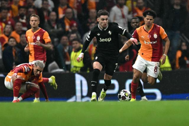 Juventus' Portuguese forward #07 Francisco Chico Conceicao runs with the ball next to Galatasaray's Brazilian midfielder #08 Gabriel Gomes Sara (R) during the UEFA Champions League, knockout round play-off 1st leg, football match between Galatasaray SK and Juventus FC at the Rams Park in Istanbul on February 17, 2026. (Photo by Ozan KOSE / AFP)