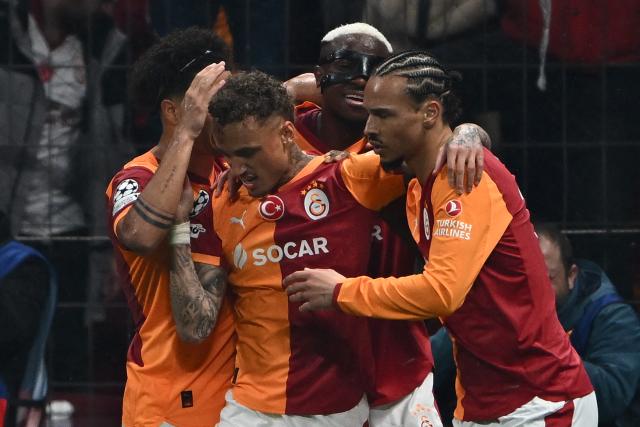 Galatasaray's Dutch forward #77 Noa Lang (C) celebrates with teammates after scoring his team's fourth goal during the UEFA Champions League, knockout round play-off 1st leg, football match between Galatasaray SK and Juventus FC at the Rams Park in Istanbul on February 17, 2026. (Photo by YASIN AKGUL / AFP)