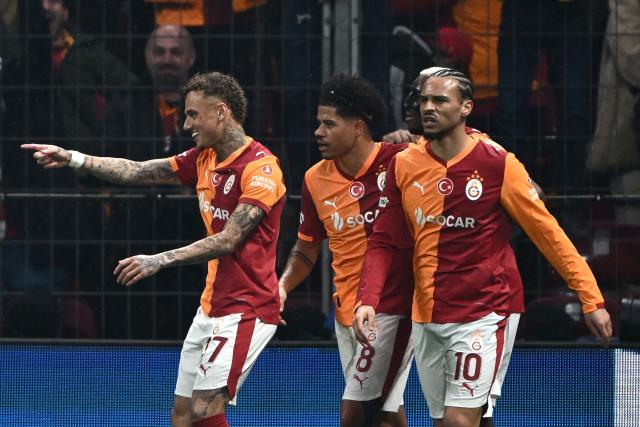 Galatasaray's Dutch forward #77 Noa Lang (L) celebrates scoring his team's fourth goal during the UEFA Champions League, knockout round play-off 1st leg, football match between Galatasaray SK and Juventus FC at the Rams Park in Istanbul on February 17, 2026. (Photo by YASIN AKGUL / AFP)