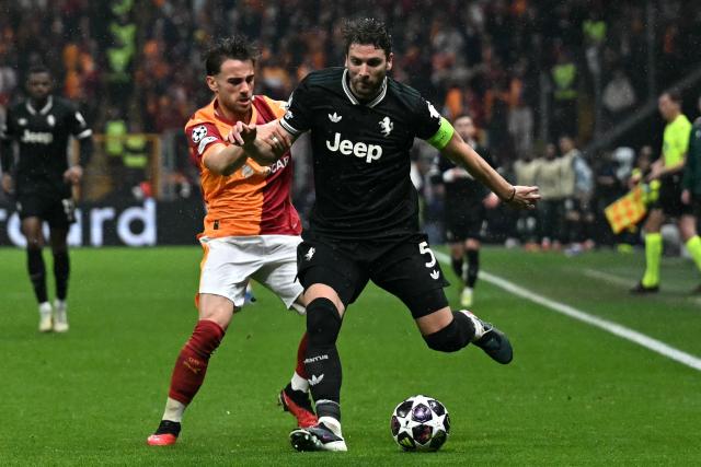Juventus' Italian midfielder #05 Manuel Locatelli (R) fights for the ball with Galatasaray's Turkish forward #11 Yunus Akgun during the UEFA Champions League, knockout round play-off 1st leg, football match between Galatasaray SK and Juventus FC at the Rams Park in Istanbul on February 17, 2026. (Photo by OZAN KOSE / AFP)