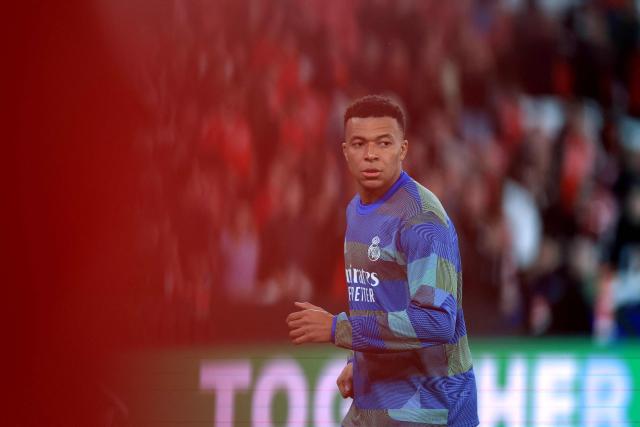 Real Madrid's French forward #10 Kylian Mbappe warms up prior the UEFA Champions League knockout round play-off first leg football match between SL Benfica and Real Madrid CF at Estadio da Luz in Lisbon on February 17, 2026. (Photo by PATRICIA DE MELO MOREIRA / AFP)