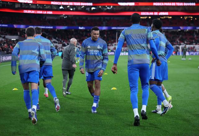 Real Madrid's French forward #10 Kylian Mbappe warms up prior the UEFA Champions League knockout round play-off first leg football match between SL Benfica and Real Madrid CF at Estadio da Luz in Lisbon on February 17, 2026. (Photo by PATRICIA DE MELO MOREIRA / AFP)