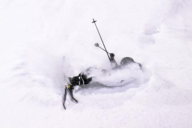 France's Matias Roche falls while competing in the freestyle skiing men's freeski big air final run 3 during the Milano Cortina 2026 Winter Olympic Games at Livigno Snow Park, in Livigno (Valtellina), on February 17, 2026. (Photo by Kirill KUDRYAVTSEV / AFP)