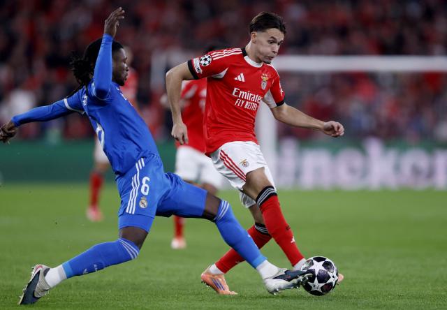 Real Madrid's French midfielder #06 Eduardo Camavinga fights for the ball with SL Benfica's Bosnian defender #17 Amar Dedic during the UEFA Champions League knockout round play-off first leg football match between SL Benfica and Real Madrid CF at Estadio da Luz in Lisbon on February 17, 2026. (Photo by FILIPE AMORIM / AFP)